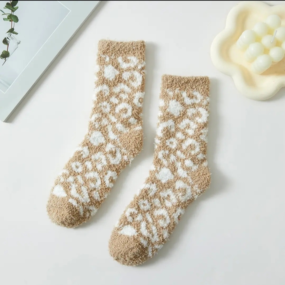 Leopard Print Fuzzy Socks Set - Picture 5 of 6